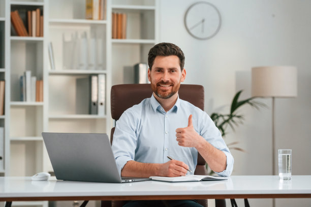 前视图。穿着正装的医生正在柜子里工作图片下载