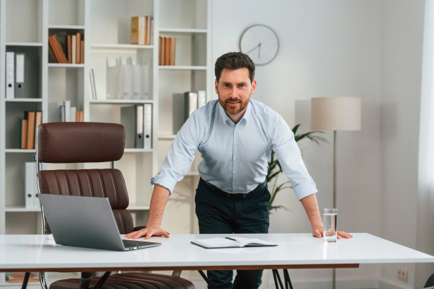 前视图。穿着正装的医生正在柜子里工作图片下载