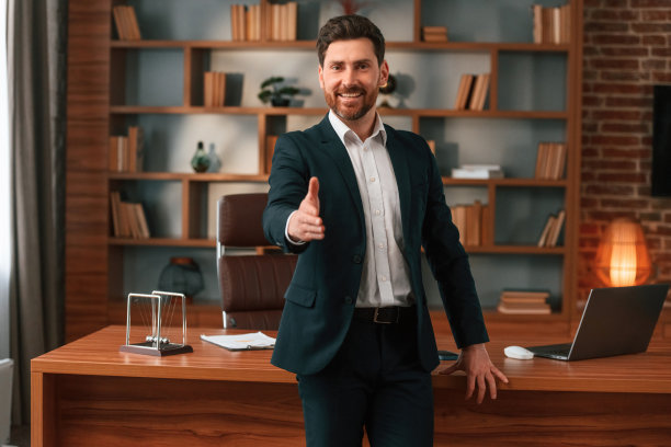 问候，伸出手来。穿着正装的商人正在室内工作图片下载