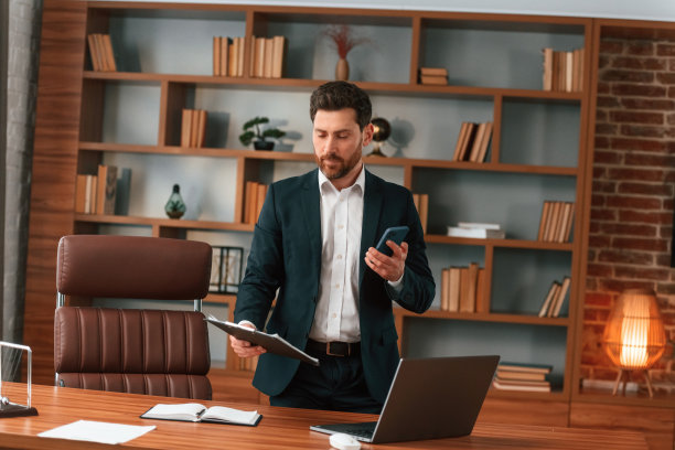 前视图。穿着正装的商人正在室内工作图片下载