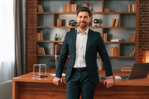 穿着正装的商人正在室内工作图片下载