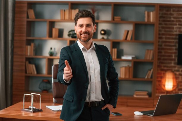 问候，伸出手来。穿着正装的商人正在室内工作图片下载