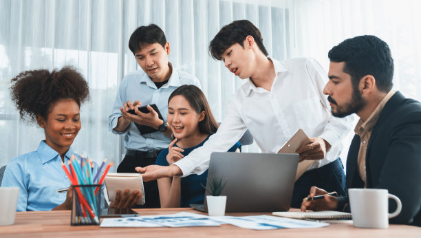 多种族分析师团队使用BI仪表板与笔记本电脑进行数据分析。康科德图片下载