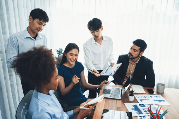 多种族分析师团队使用BI仪表板与笔记本电脑进行数据分析。康科德图片下载