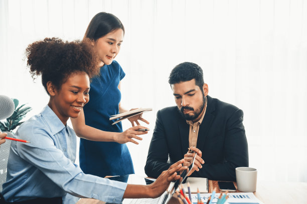 多种族分析师团队使用BI仪表板进行数据分析。康科德图片下载