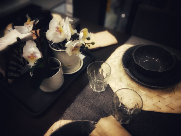 餐桌上有玻璃杯和马克杯图片下载