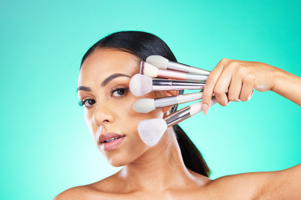 美容，化妆刷和女性在工作室护肤或修饰绿色背景的肖像。面部，皮肤和女孩模型放松魅力的工具，产品或豪华改造上孤立的模型图片下载