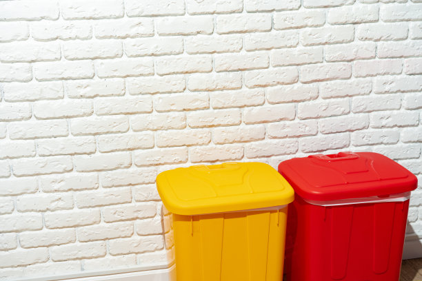 房间里有盖的塑料垃圾桶图片下载