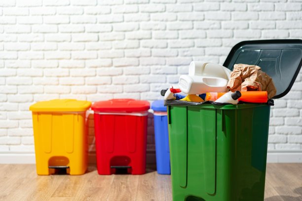 垃圾桶里装满了垃圾图片下载