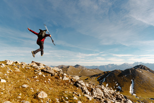 一个人独自在山上徒步旅行图片下载