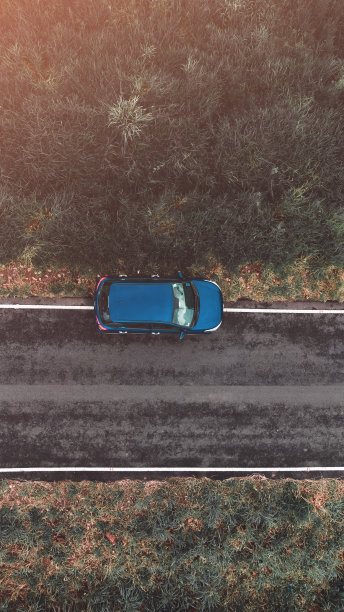 无人机拍摄的蓝色汽车鸟瞰图图片下载