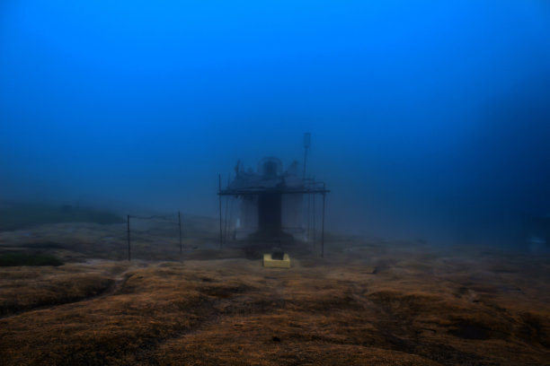 山顶寺庙在印度与美丽的蓝色黑暗梦幻的背景-股票照片图片下载