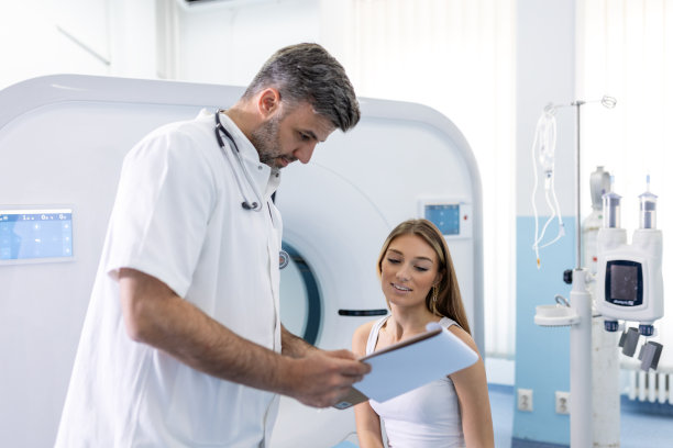 现代医院检查程序后，女病人就座并向医生询问CT扫描的问题图片下载