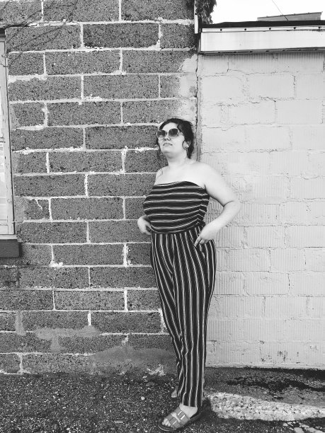 市中心的女孩图片下载