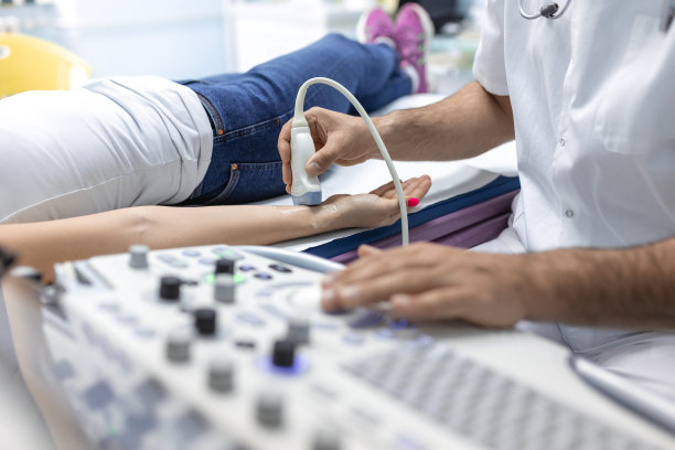 男医生手持特殊设备为女性做超声治疗的裁剪视图。上肢静脉超声的概念图片下载