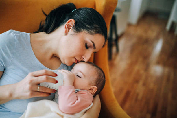 母亲给婴儿喂奶图片下载