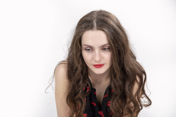 一个年轻女子在白色背景上的工作室肖像图片下载