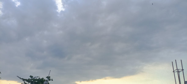 深蓝色的云与白光的天空背景和城市灯光午夜晚上的时间图片下载