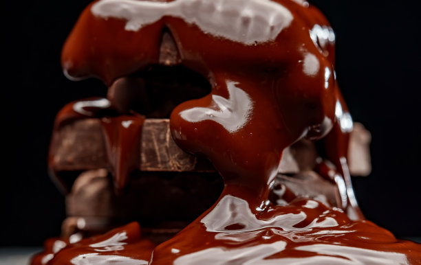 融化的巧克力流淌在巧克力棒上。图片下载