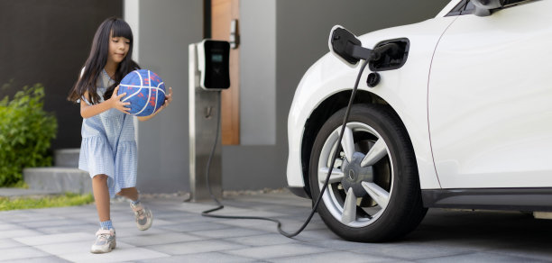 可持续能源的进步生活方式显示的女孩在家里玩图片下载