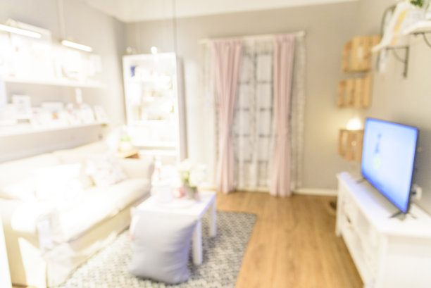 模糊的背景舒适的客厅白色背景与复制空间。温馨家居内部明亮简约的生活空间。家居展示室内淡散家具装饰。模糊背景概念图片下载