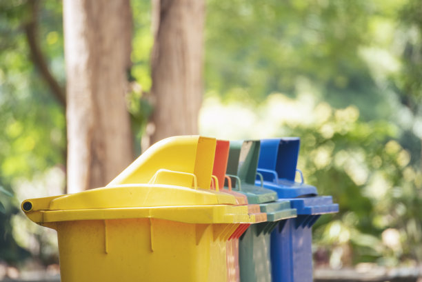 垃圾桶用于分类垃圾，回收箱用于收集废塑料容器。再利用、减量化、回收分类处理可持续生活方式垃圾，绿色花园垃圾桶塑料箱。图片下载