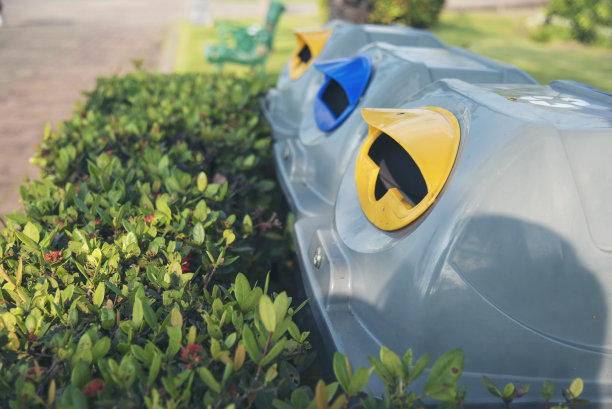 垃圾桶用于分类垃圾，回收箱用于收集废塑料容器。再利用、减量化、回收分类处理可持续生活方式垃圾，绿色花园垃圾桶塑料箱。图片下载