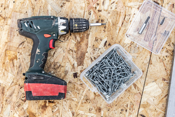 螺丝刀，螺丝，位躺在OSB的背景。图片下载