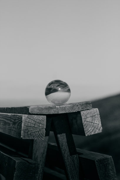 水晶球在桌子上图片下载