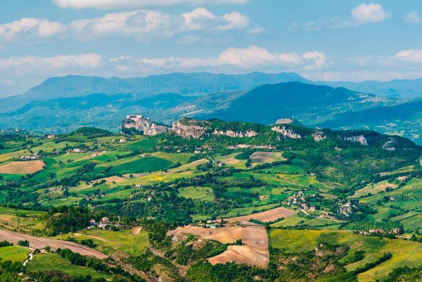 圣马力诺的悬崖上图片下载