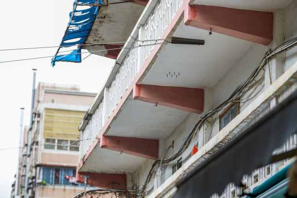 城市老城区的老住宅楼特写图片下载