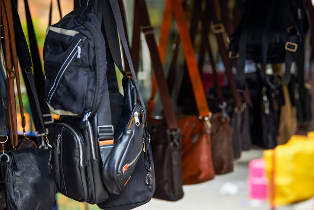 市场上有各种各样的肩包和邮差包图片下载