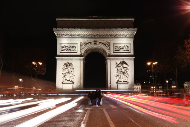 凯旋门夜间的交通图片下载