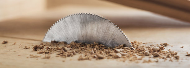 圆锯切割木板。橡木块圆铣。图片下载