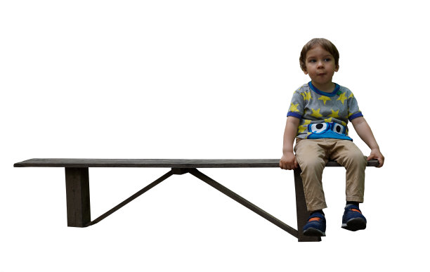 一个小男孩独自坐在白色背景的长凳上。有选择性的重点图片下载