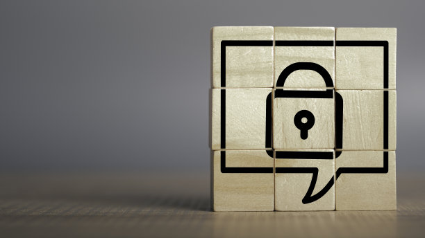 安全与网络安全概念。挂锁图标在木立方体堆栈与复制空间，用户隐私，加密，安全的互联网接入，网络攻击，欺诈，数据泄露。图片下载