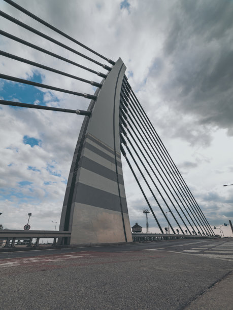 前景为道路的混凝土桥塔图片下载