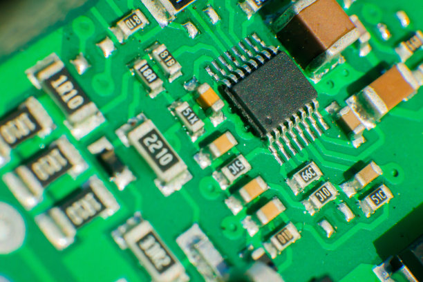 电脑主板与焊接芯片和半导体，特写。图片下载