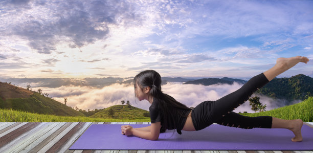 年轻的亚洲女孩在大自然中锻炼图片下载