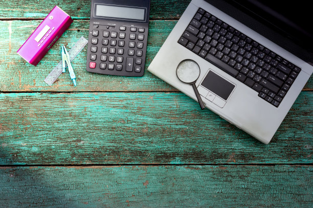 木制背景的旧笔记本电脑和办公设备图片下载