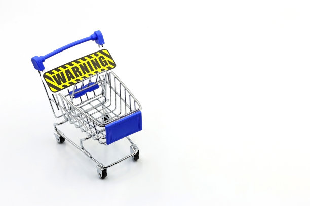 有警告标志的超市手推车。控制家庭支出，物价上涨。通货膨胀图片下载
