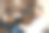 快乐的男人和他的家人早上在酒店房间里图片下载