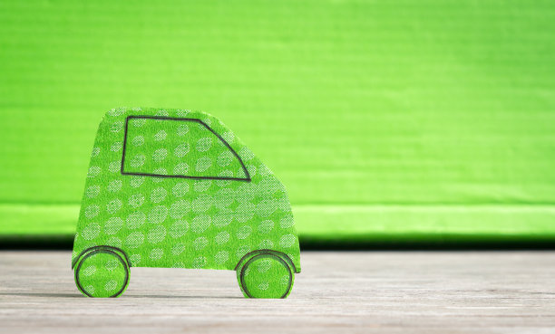 绿色背景上的绿色汽车纸板切割。图片下载