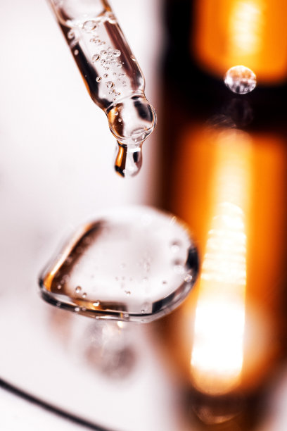 接近棕色血清或油玻璃与绿色贴纸模拟在镜子背景上的瓶子图片下载