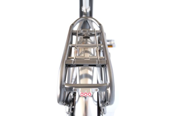 一辆带有后车架的老式自行车的特写图片下载