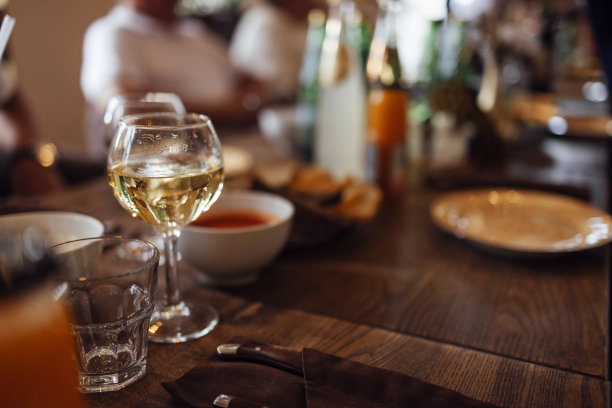 宴会厅有桌椅。没有人。前景是一瓶果汁图片下载