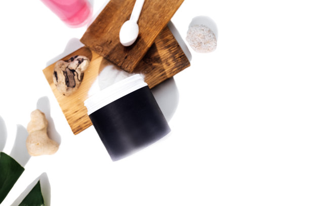 胶原蛋白粉末塑料罐的模型。在木架上放有胶原蛋白的勺子，玻璃杯和怪物叶子图片下载