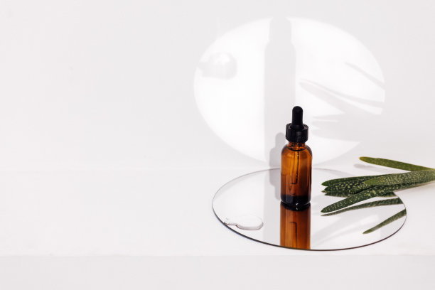 一组棕色的瓶子和它们在镜面上的倒影图片下载