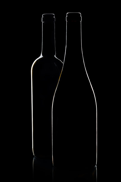波尔多和勃艮第酒瓶的剪影孤立在黑色的背景上图片下载