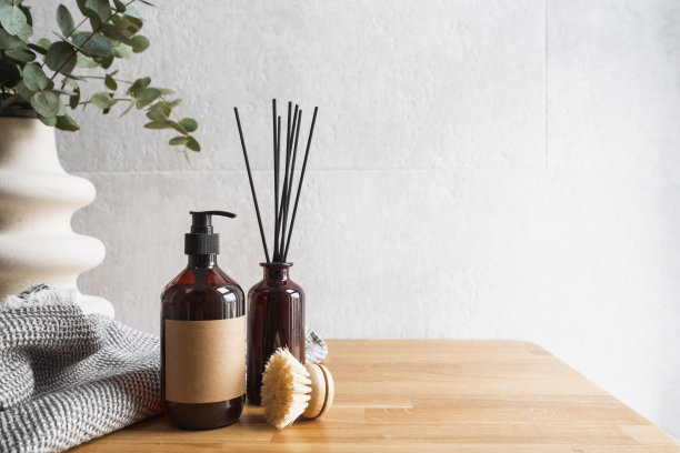 木制的桌子，上面有分配器、香烛、毛巾、刷子和花瓶图片下载